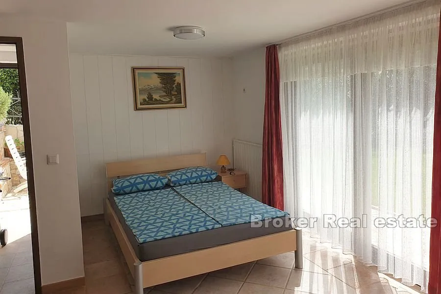 apartmanska kuća u drugom redu od mora - slika 13