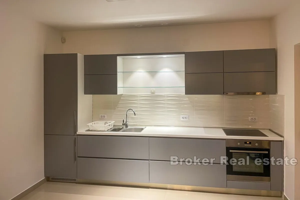 renovirana kamena vila u prvom redu do mora - slika 12