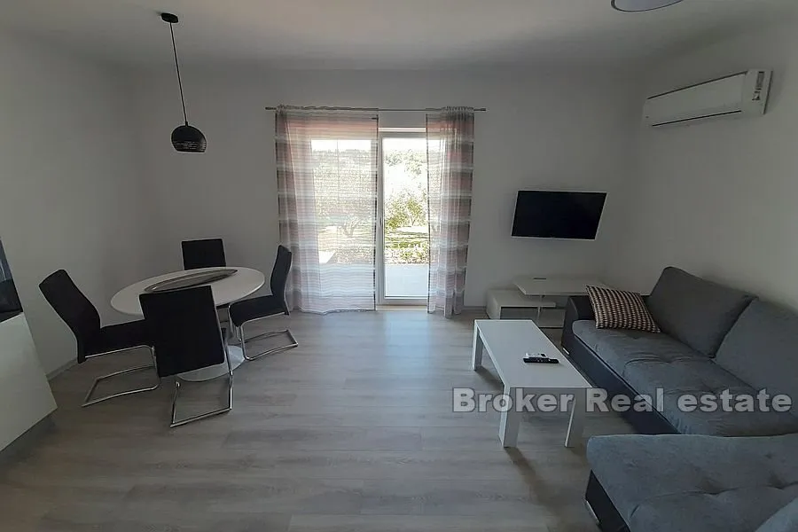 apartmanska zgrada u prvom redu do mora - slika 6