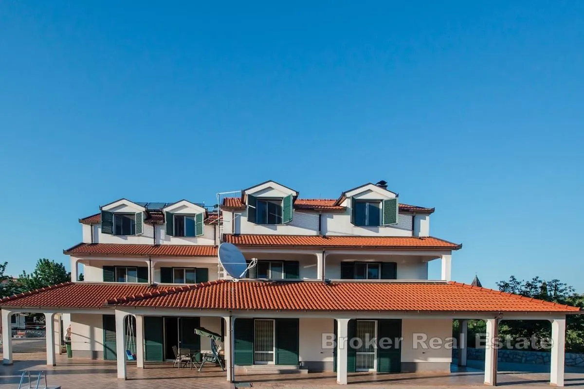 villa s apartmanima i predivnom okućnicom - slika 10
