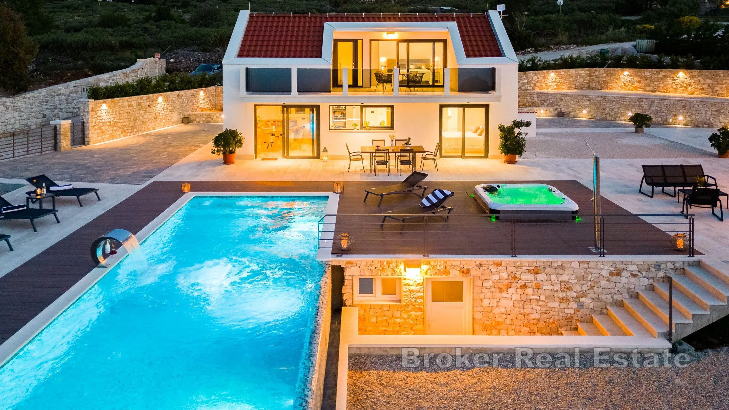 jedinstvena vila s bazenom - slika 1
