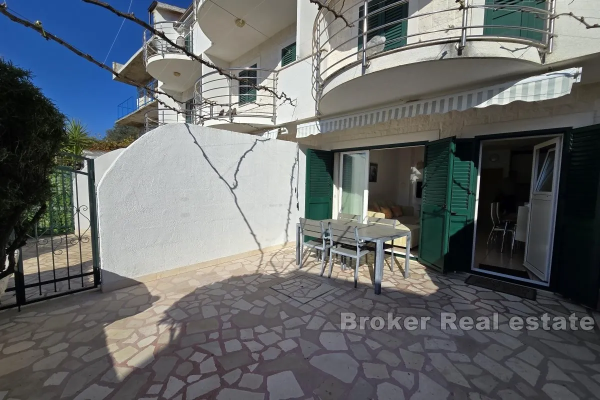 kuća u prvom redu do mora s dva apartmana - slika 3