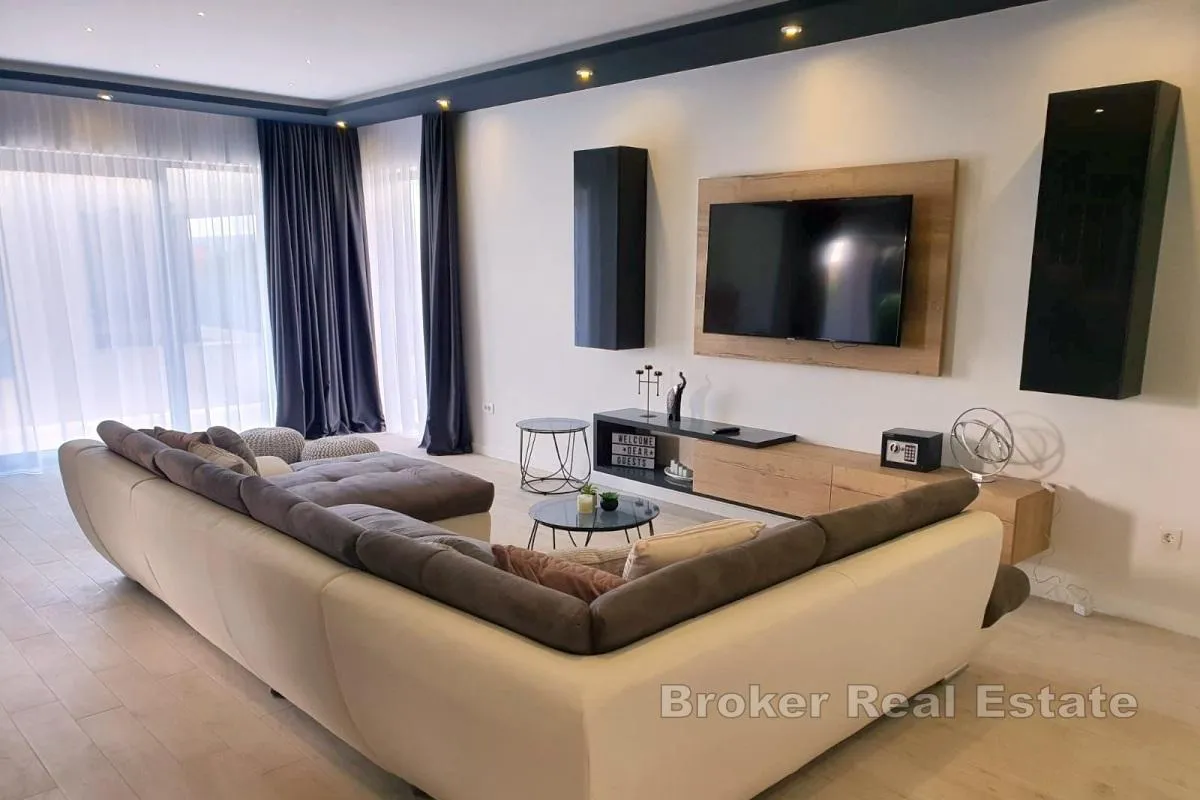 novoizgrađena villa s bazenom - slika 9