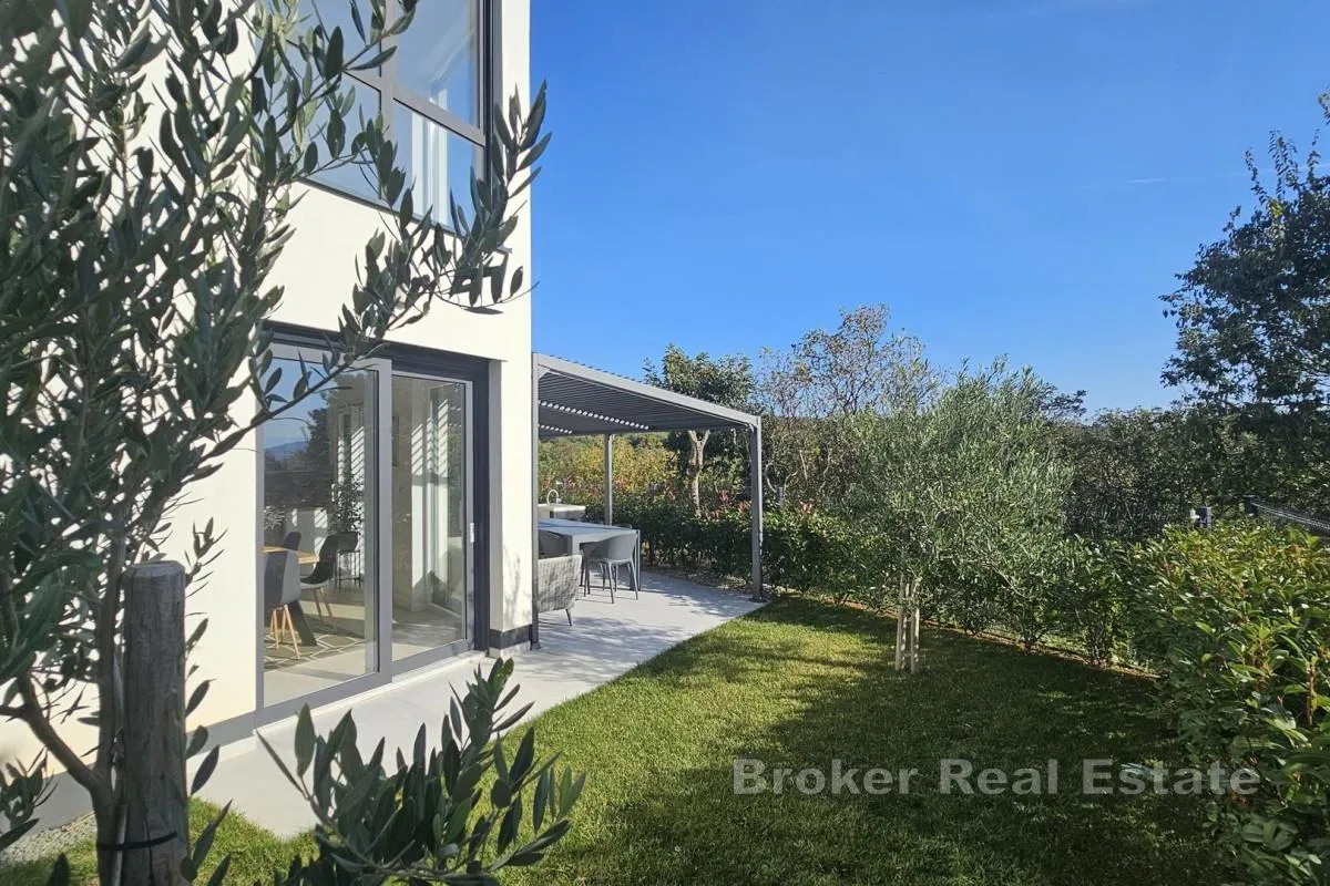 dvoetažni apartman s vrtom - slika 3