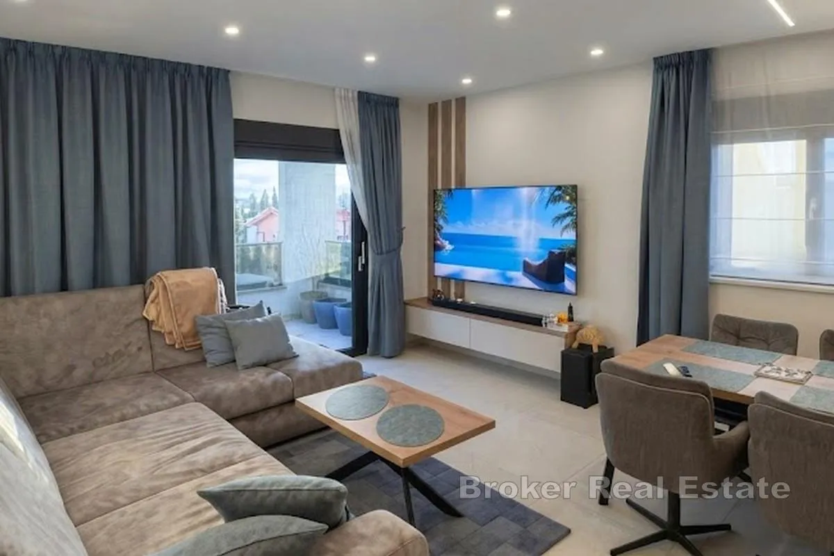 penthouse s krovnom terasom i pogledom na more - slika 3