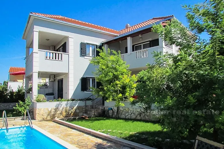 Novoizgrađena kuća s bazenom, za najam - Brač, Brač