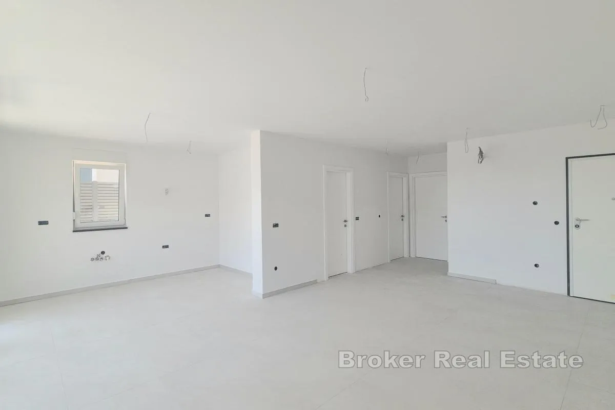 apartman u novogradnji s vrtom - slika 2