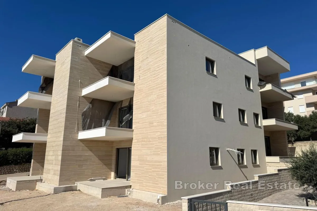 dvosobni apartman u prvom redu do mora - slika 7