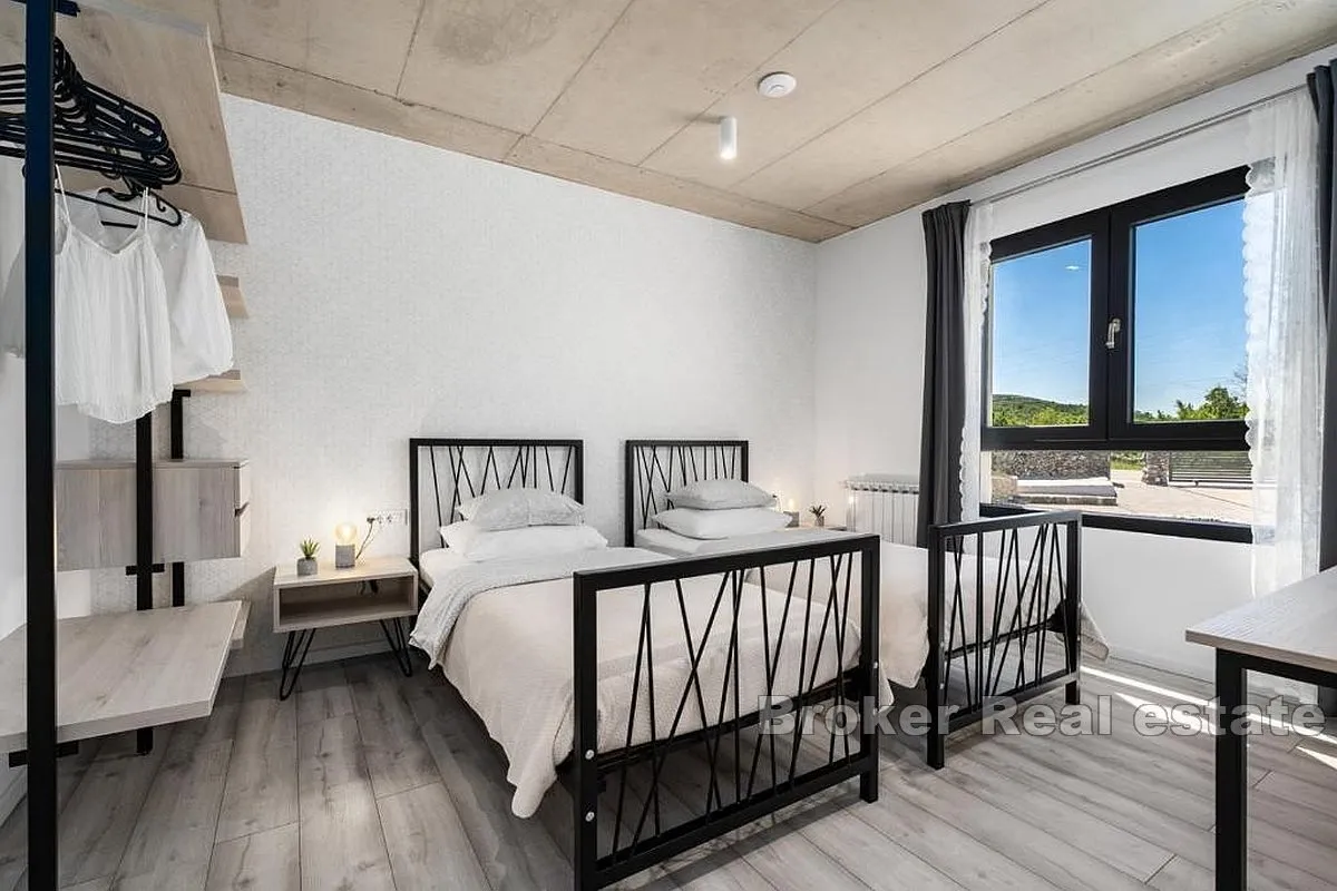 ekskluzivna villa s bazenom i velikim vrtom - slika 10