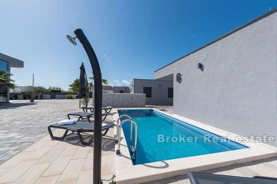 atraktivan resort s ukupno 9 vila s bazenom - slika 4
