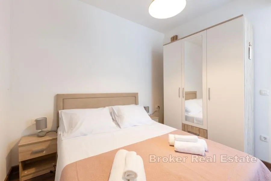 atraktivan apartman s bazenom i pogledom na more - slika 7