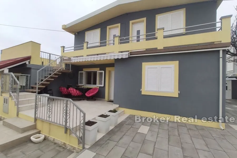 apartmanska kuća prvi red do mora - slika 2