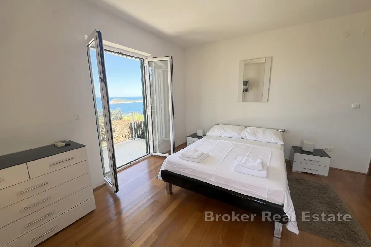 prekrasna vila s bazenom i 3 prostrana apartmana - slika 10