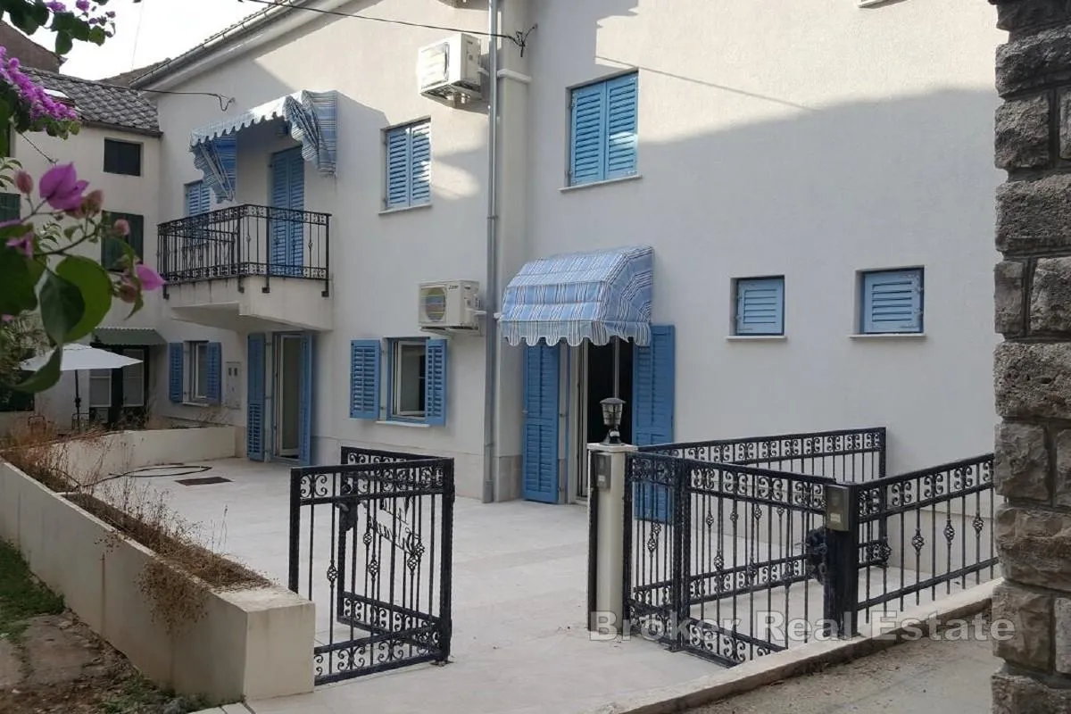 troetažna kuća u blizini centra - slika 2