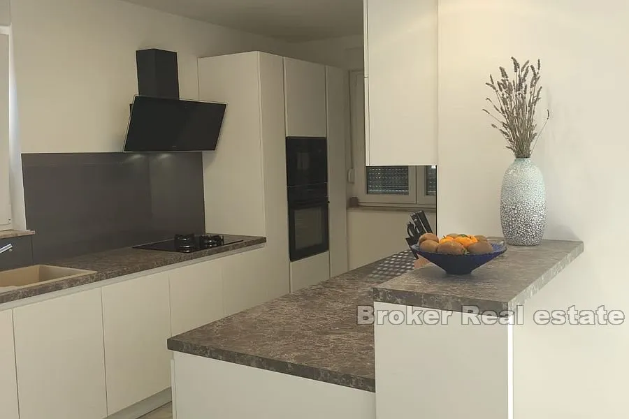 vila s bazenom i prostranom okućnicom - slika 3