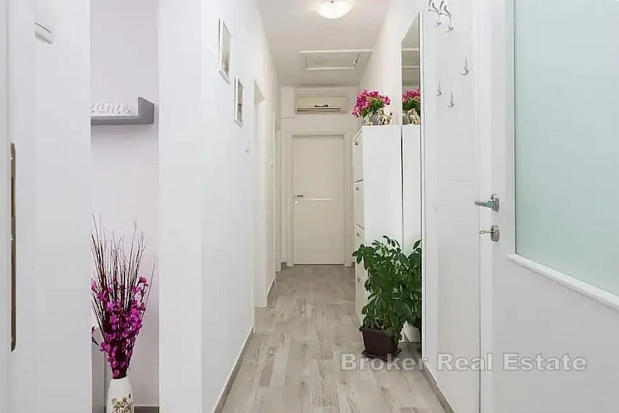 prizemnica s bazenom blizu centra grada - slika 9