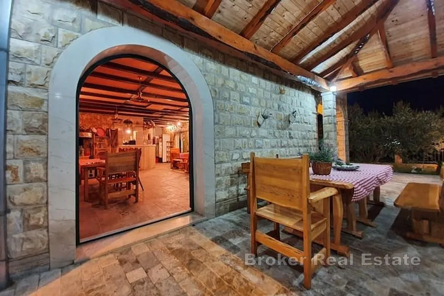 vila s bazenom i pogledom na more - slika 4