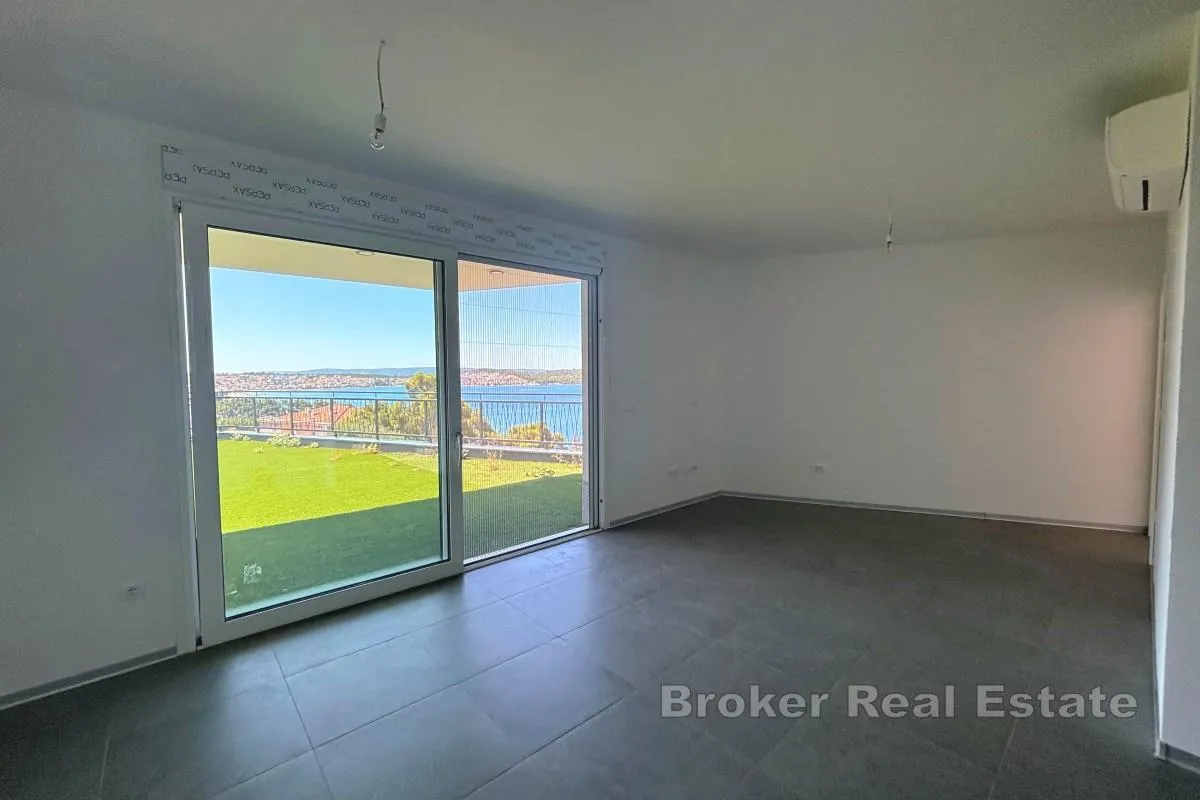 moderan apartman s vrtom i pogledom na more - slika 1