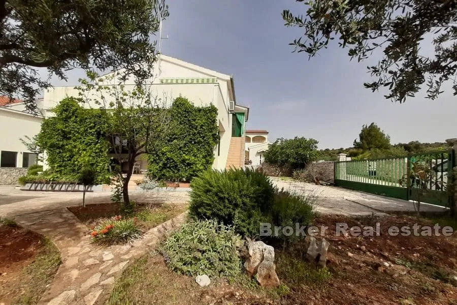 apartmanska kuća blizu mora - slika 2