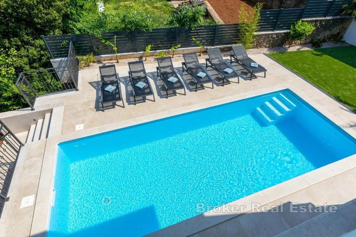 vila s bazenom u blizini mora - slika 16