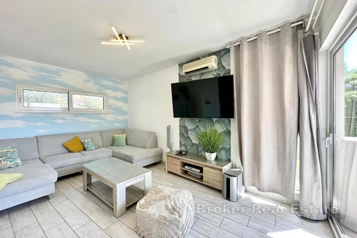 moderna apartmanska kuća s pogledom na more i bazenom - slika 11