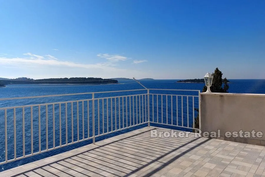 apartmanska kuća u prvom redu do mora - slika 1