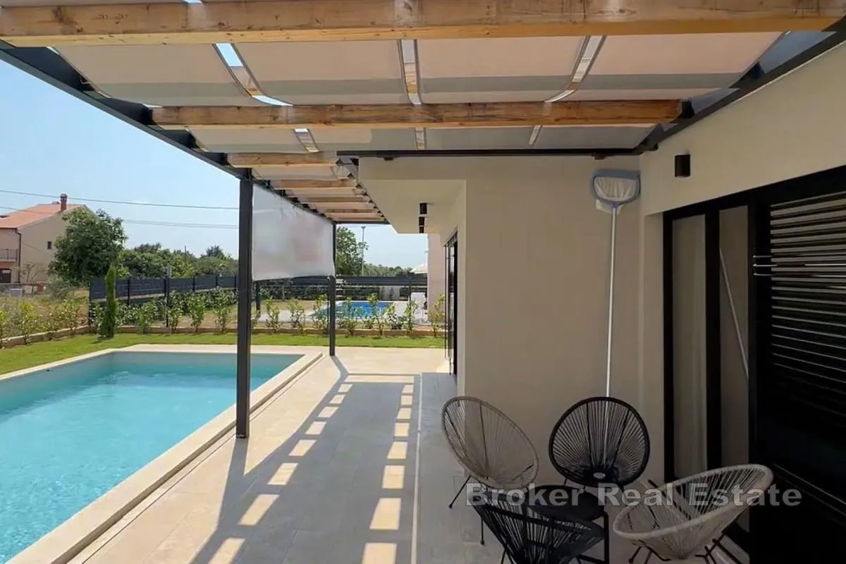 vila sa bazenom u mirnom okruženju - slika 3