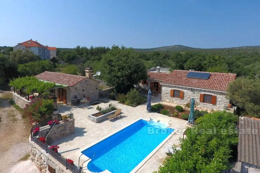 Renovirane kamene kuće s bazenom - Rogoznica
