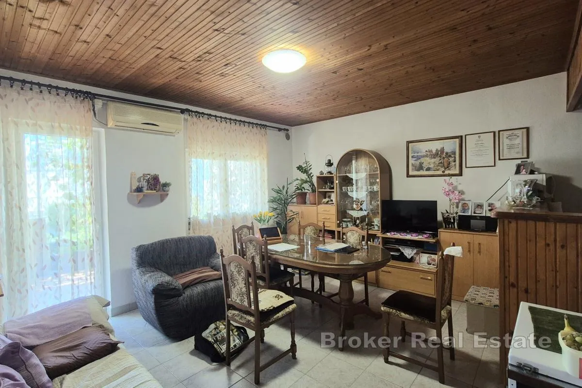 kuća s tri stana i pomoćnim objektima - slika 7