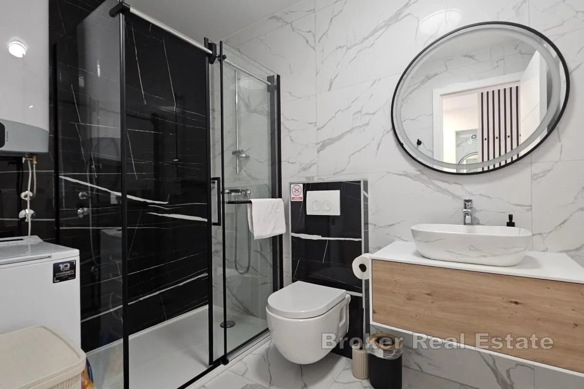 luksuzni apartman s bazenom - slika 9