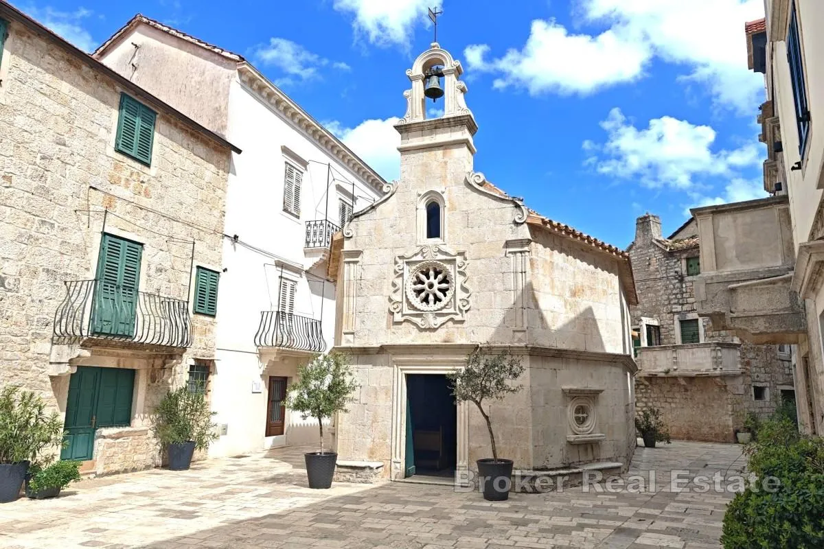 Dvije kamene kuće za obnovu - centar mjesta, blizina mora - Hvar