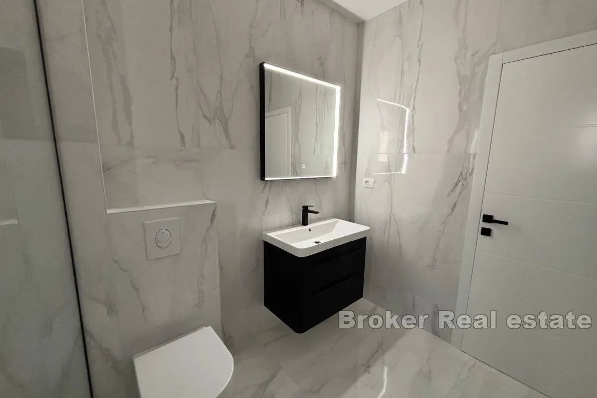 prostrani penthouse s pogledom na more - slika 12