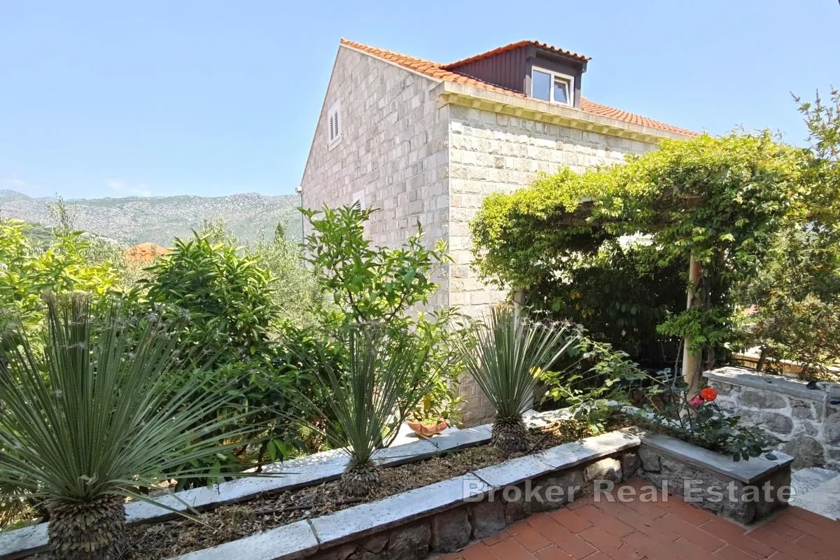 kamena vila s bazenom i pogledom na more - slika 21