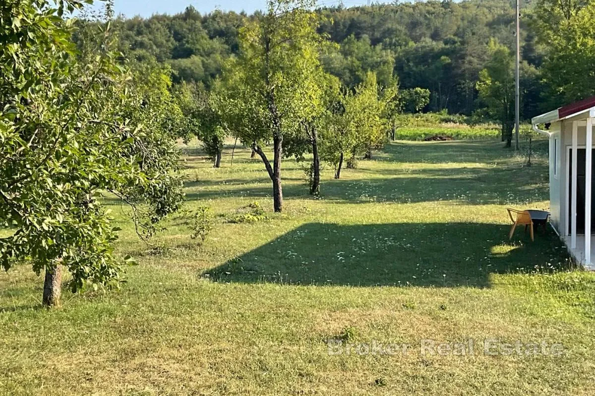 kuća u prirodi s velikom okućnicom - slika 7