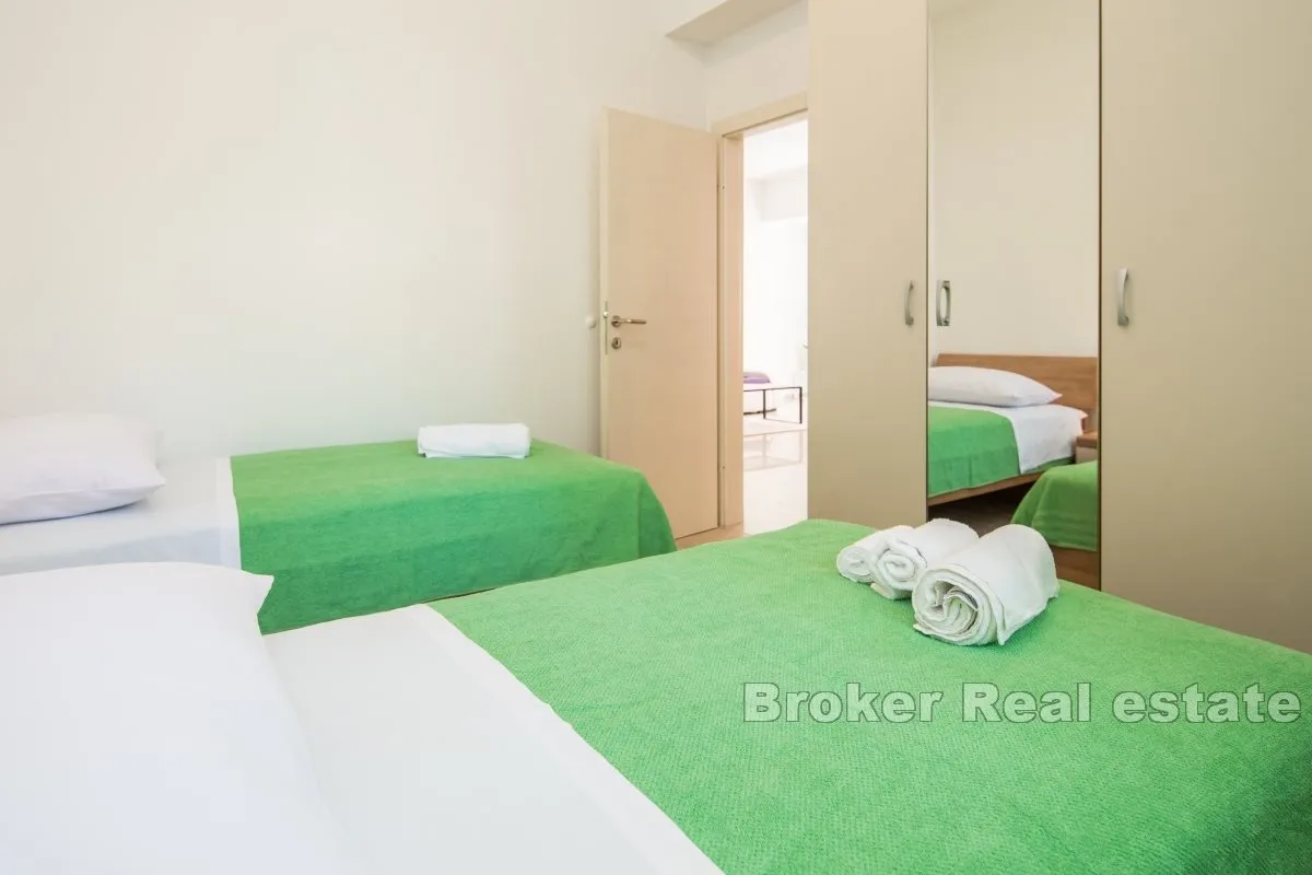 atraktivan apartman s bazenom - slika 10