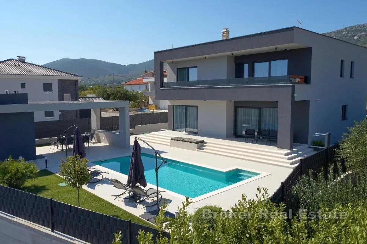 novoizgrađena villa s bazenom - slika 8