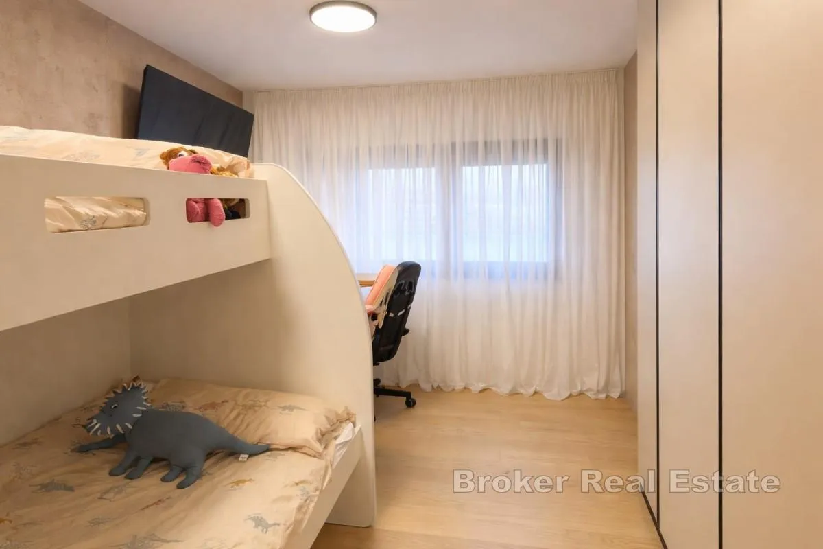 prostrani penthouse s otvorenim pogledom na more - slika 9
