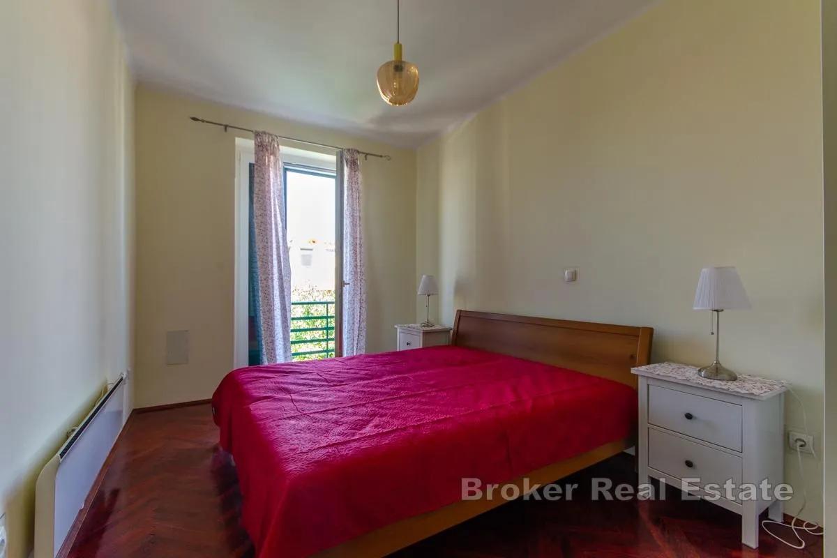 dvosoban apartman s parkingom u samom centru - slika 7