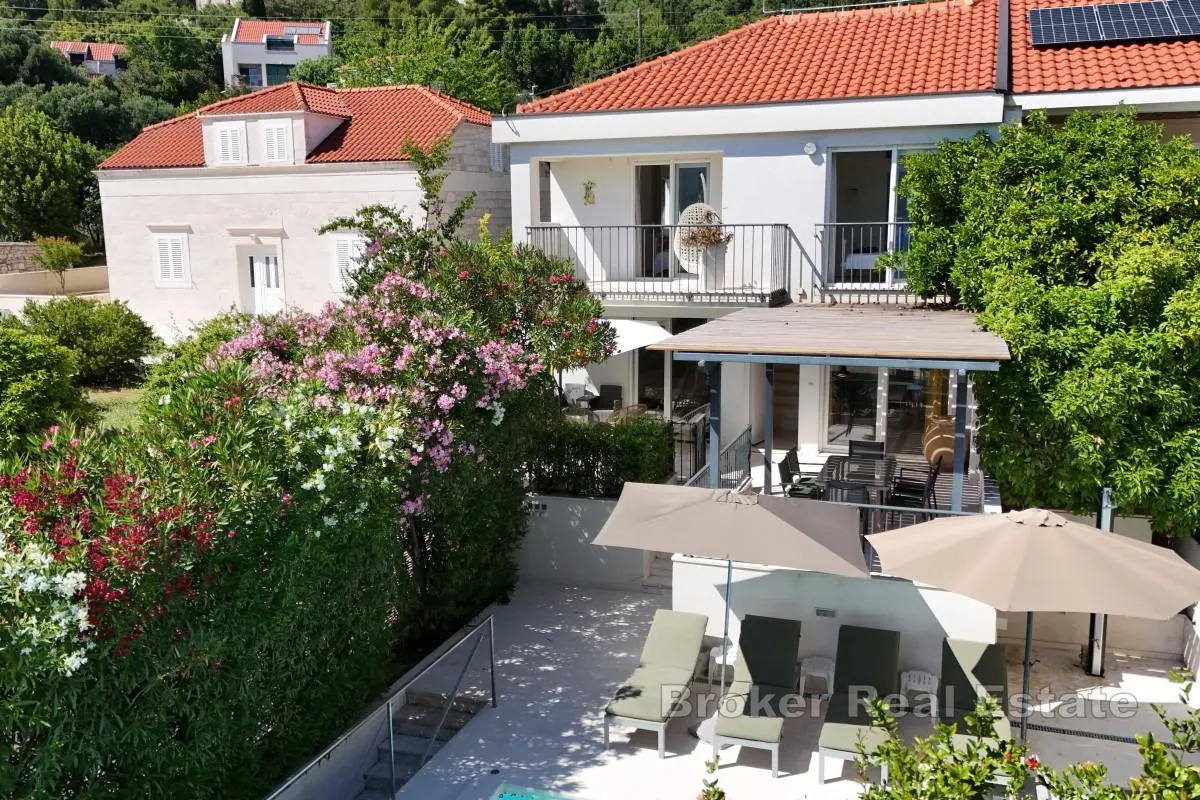 vila s bazenom u prvom redu do mora - slika 3