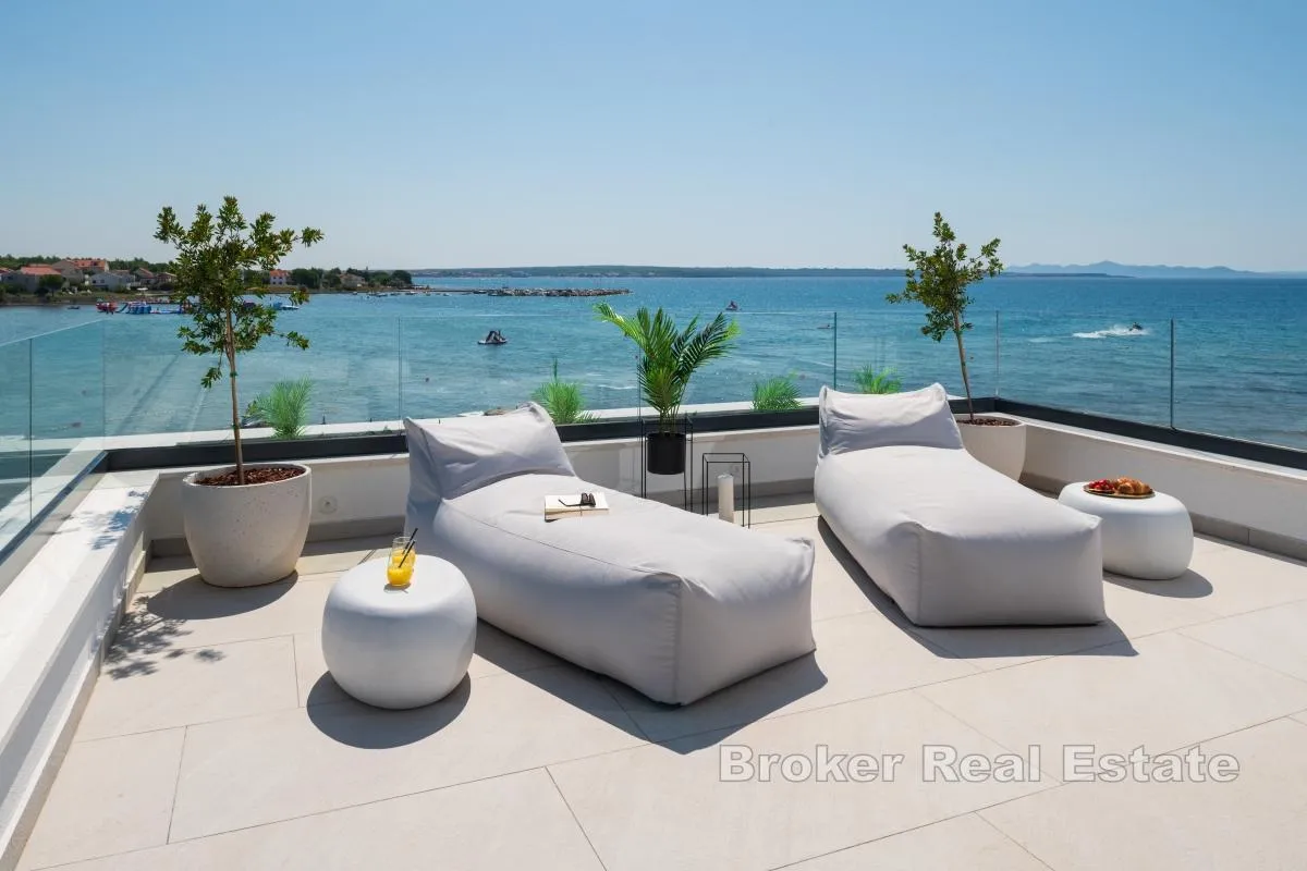 luksuzna vila s bazenom u prvom redu do mora - slika 19