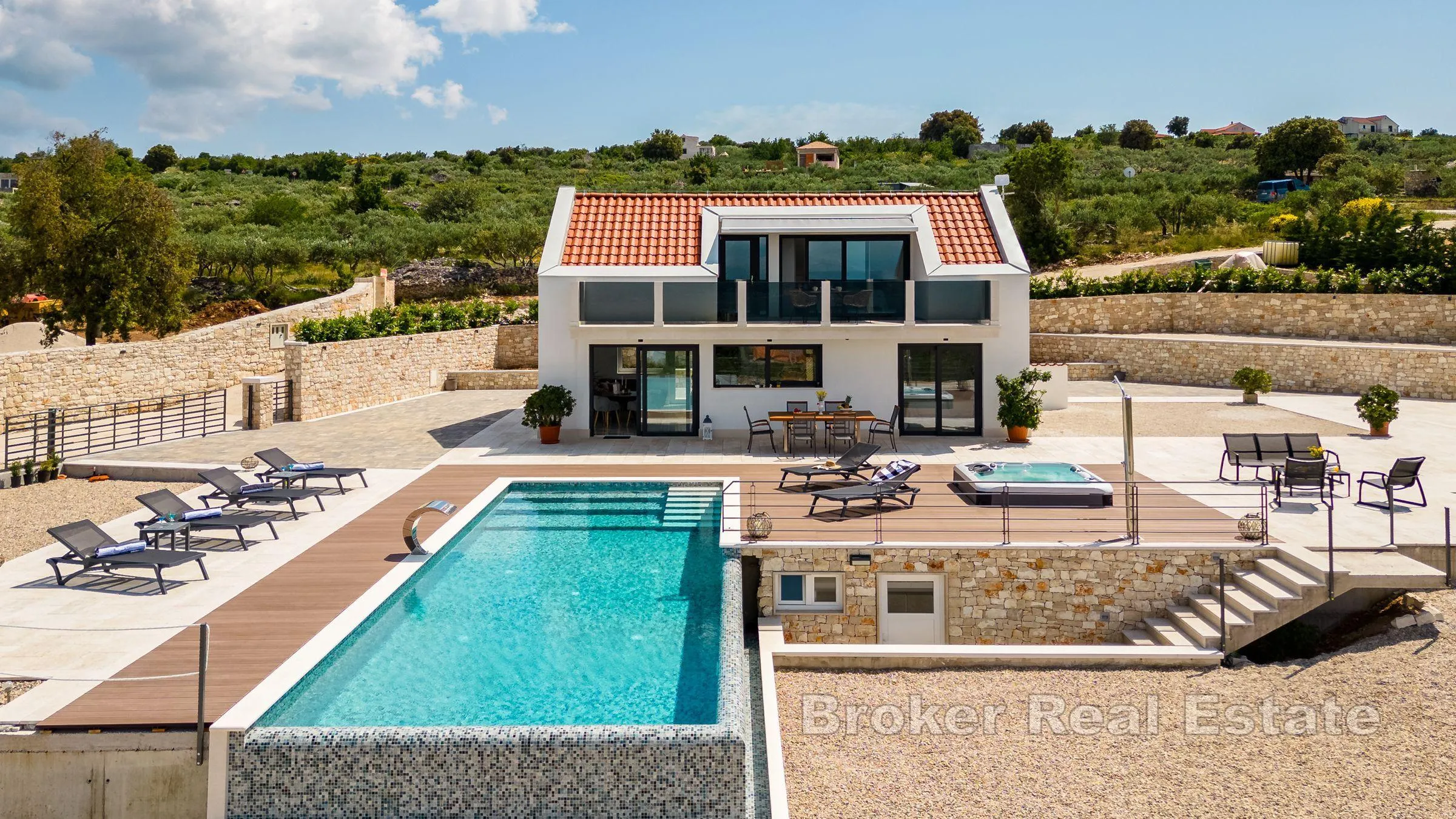jedinstvena vila s bazenom - slika 19