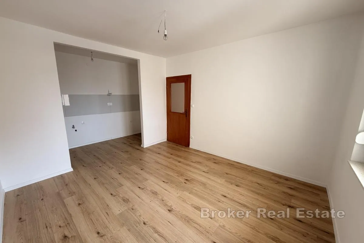renovirani stan s prostranom privatnom terasom - slika 2