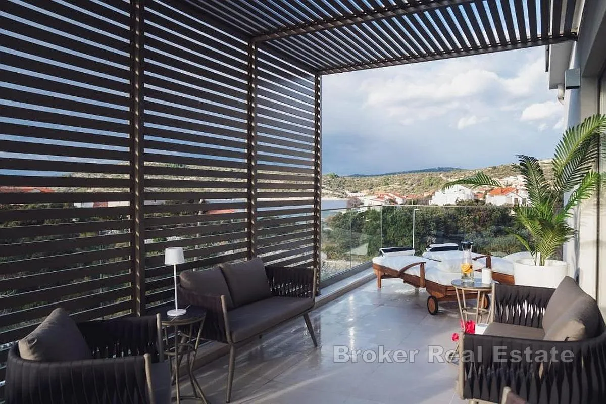 vila s dva apartmana i bazenom - slika 16