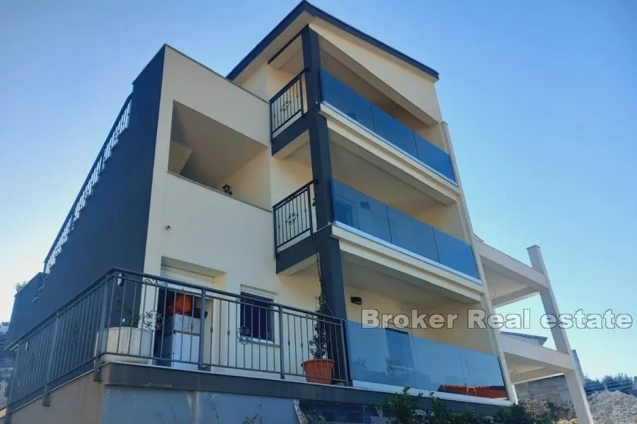 dvojna apartmanska kuća drugi red od mora - slika 12