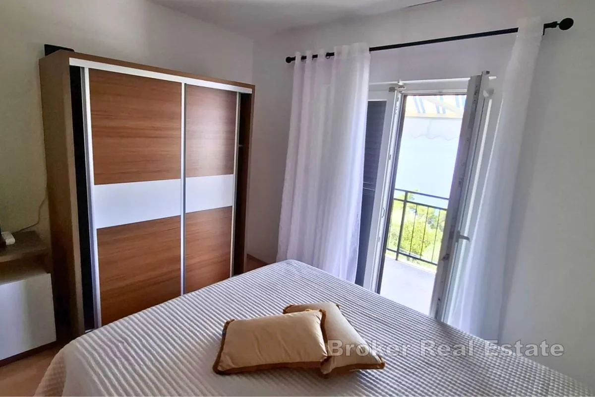 dvosoban stan s pogledom na more, u blizini plaže - slika 5