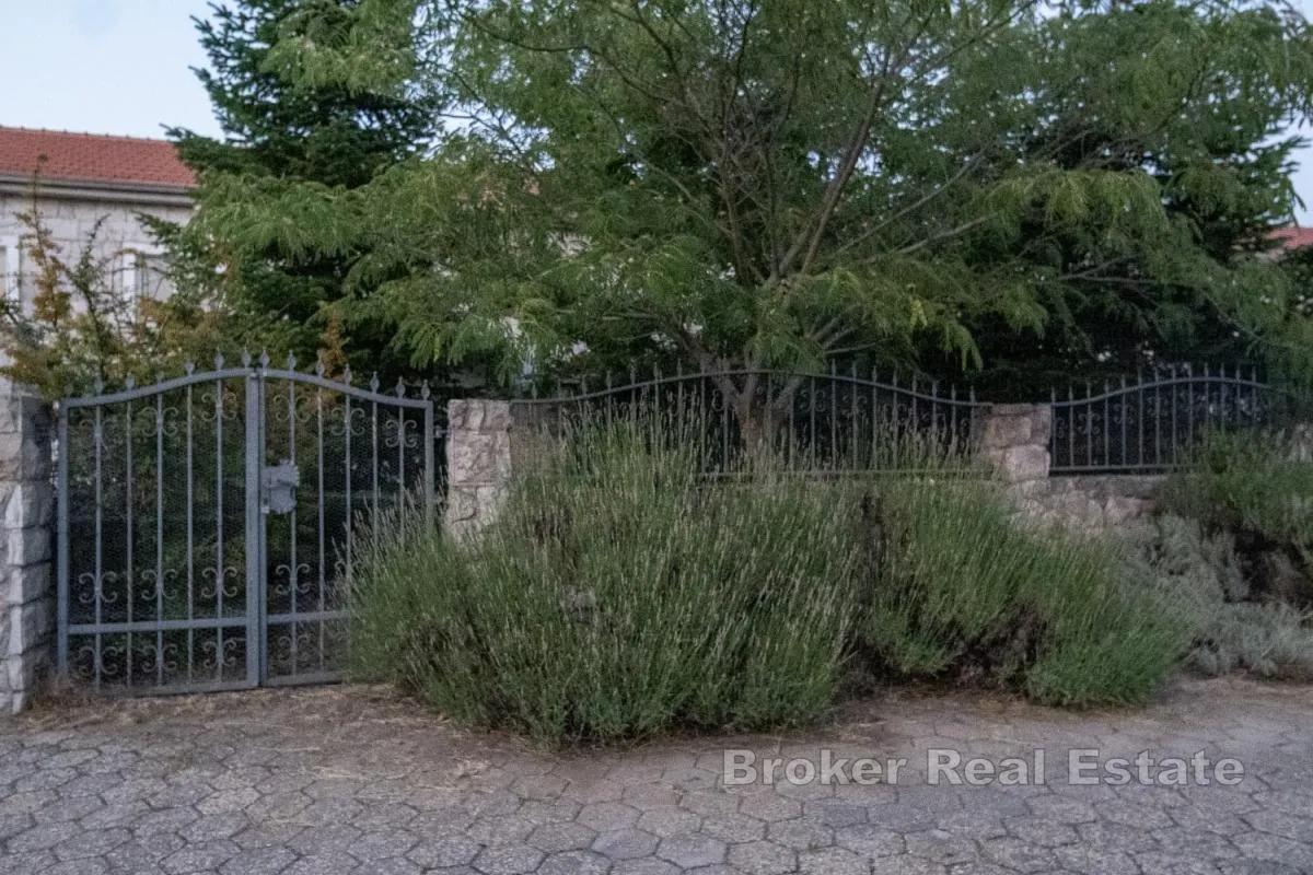 idilična kuća na osami okružena prekrasnim zelenilom - slika 2