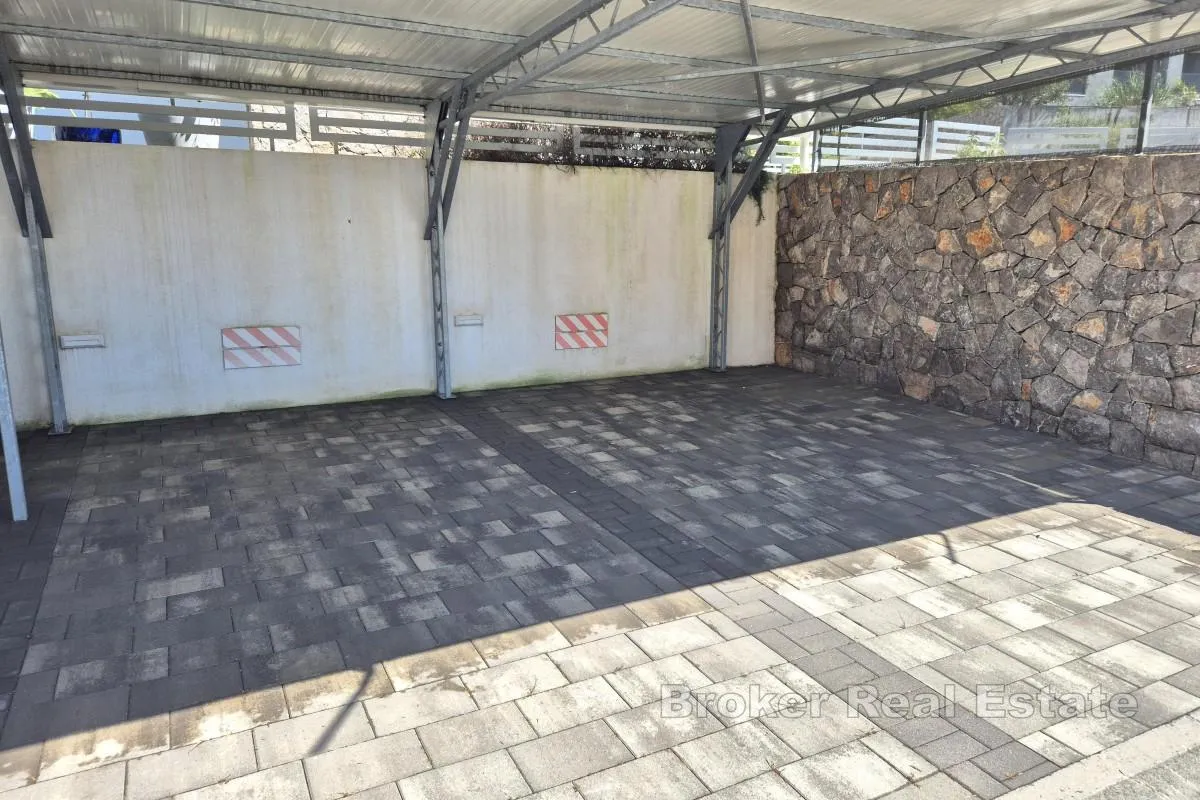 apartman s bazenom i pogledom na more - slika 12