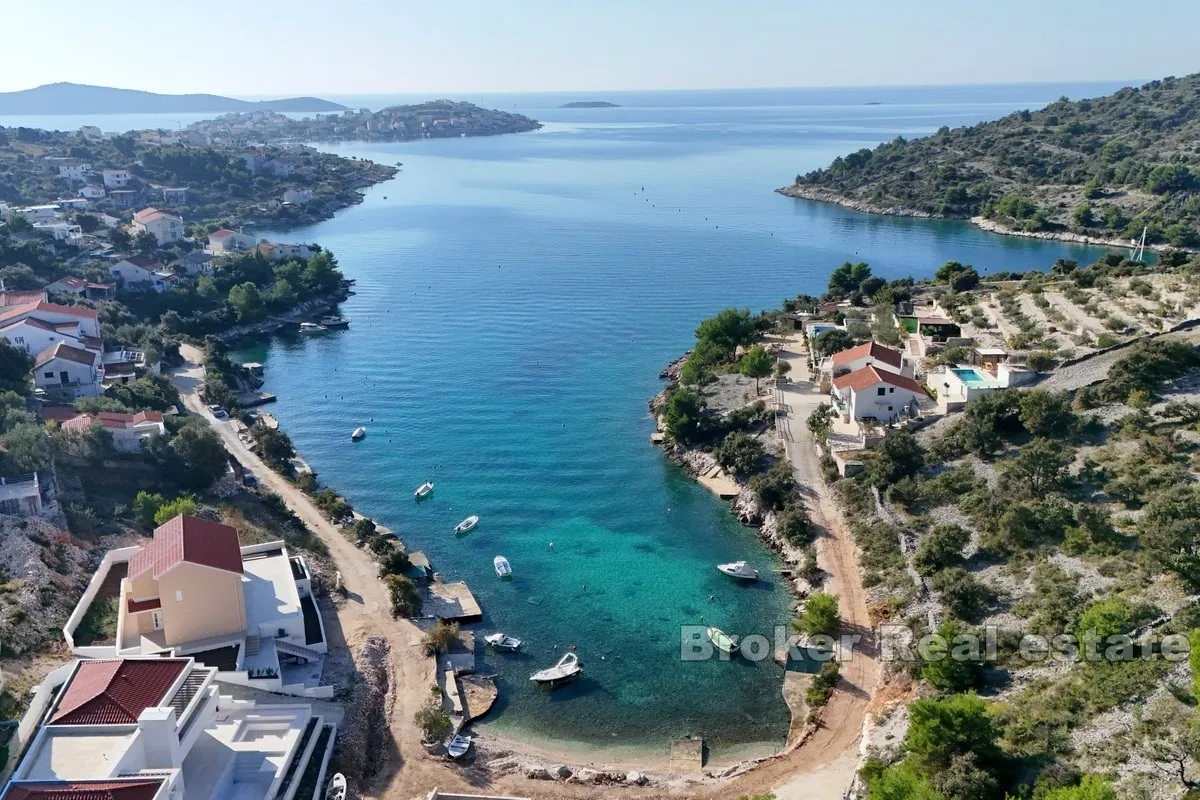 Jedinstveno građevinsko zemljište s panoramskim pogledom na more - Rogoznica