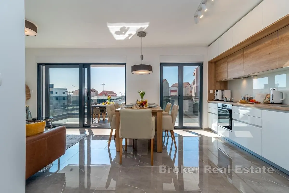 Moderan dvosoban apartman s bazenom - Žedno, Trogir