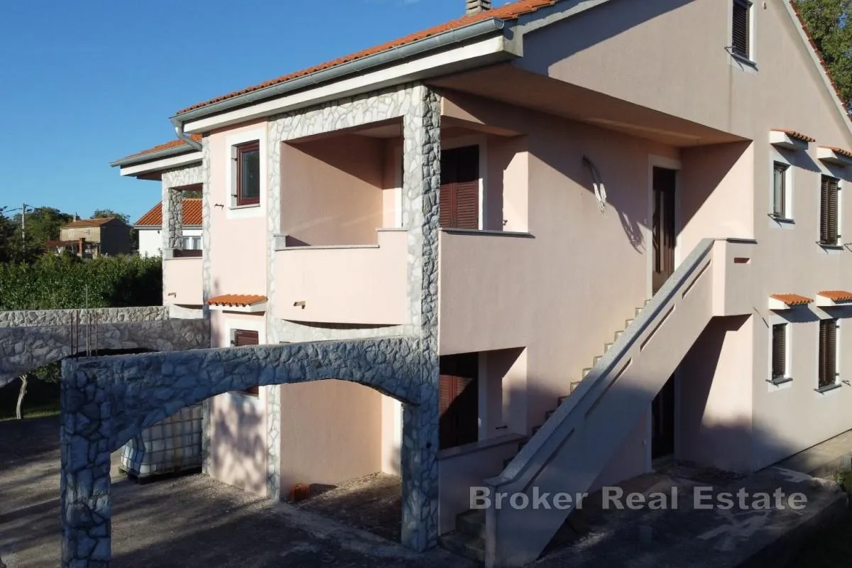 kuća sa četiri apartmana i potkrovljem na mirnoj lokaciji - slika 5